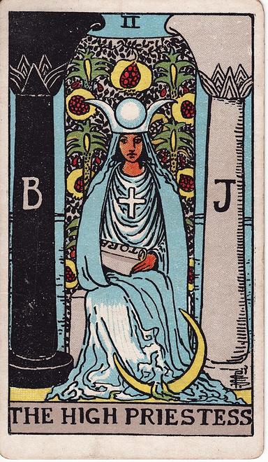 הכוהנת הגדולה tarot card